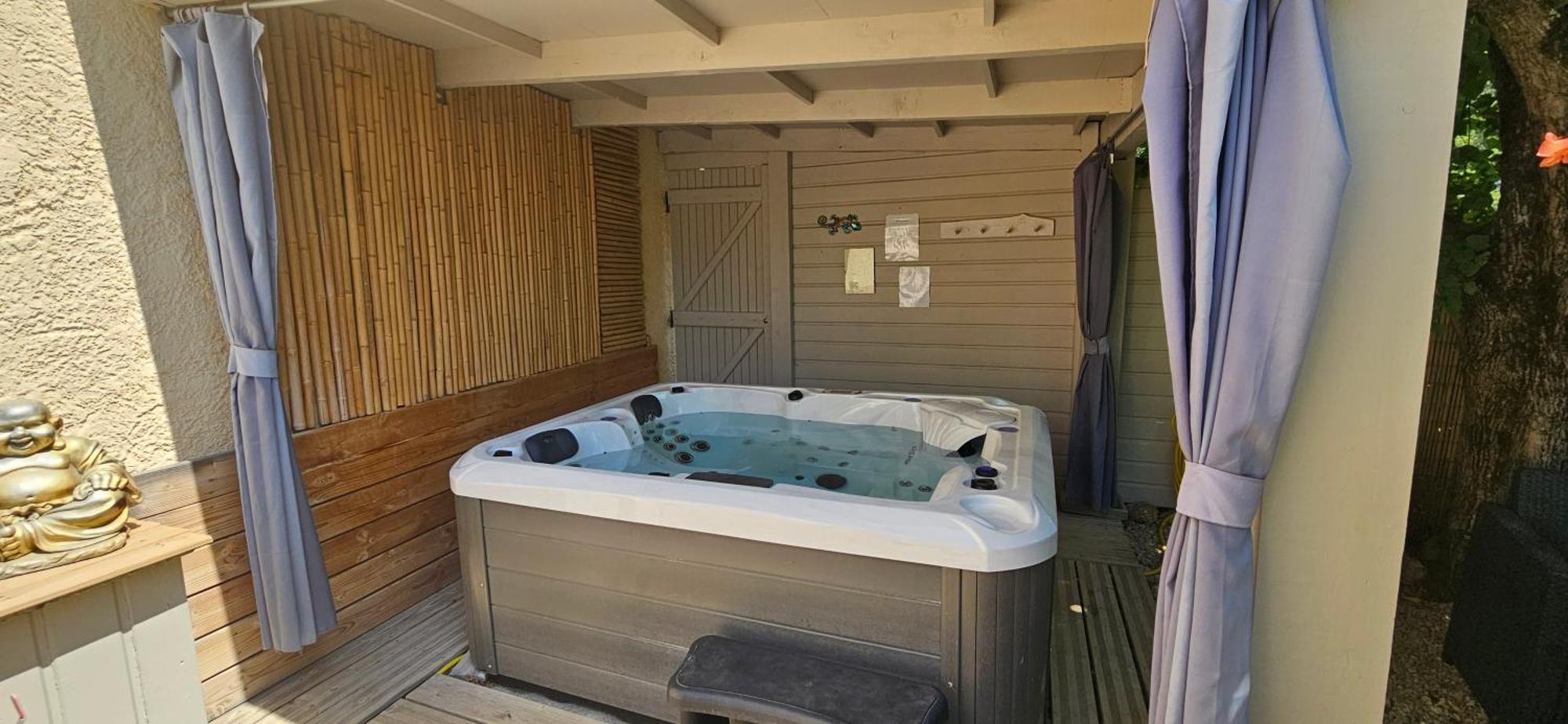 Gite Lapaz/Jacuzzi Prive/Piscine 德拉吉尼昂 外观 照片